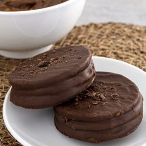 Alfajor de dulce de leche con cobertura de chocolate