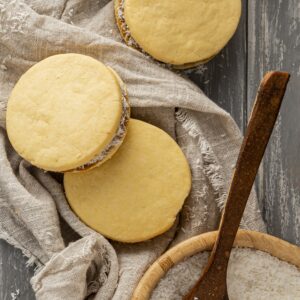 Alfajor de dulce de leche y alrededor coco grande