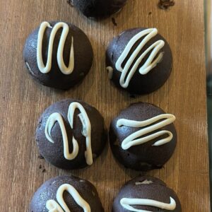 Bombon de chocolate relleno de mantequilla de mani, DDL, almendras y nueces - 1 Unidad 22 gramos